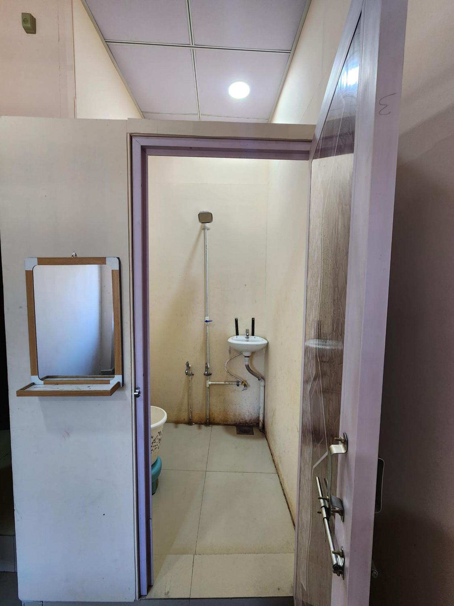 Hotel Diamond Ac Dormitory And Guest House Сурат Экстерьер фото