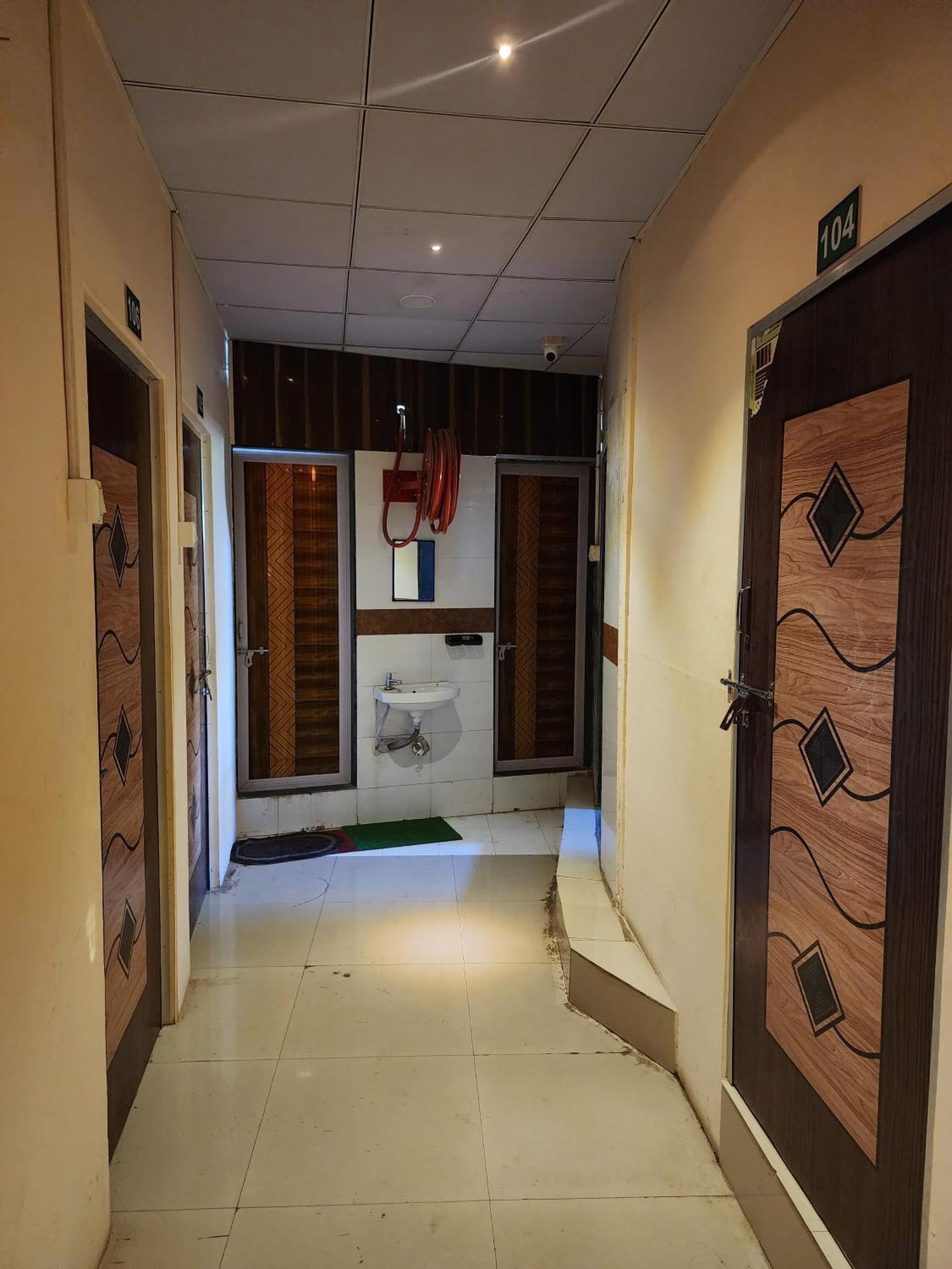Hotel Diamond Ac Dormitory And Guest House Сурат Экстерьер фото