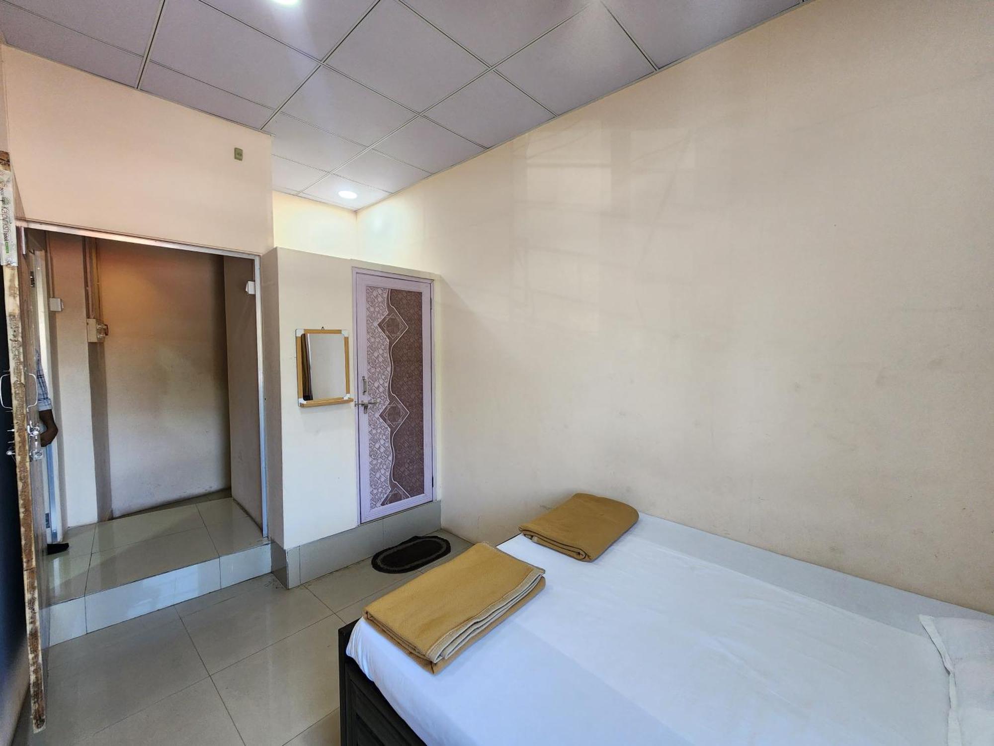 Hotel Diamond Ac Dormitory And Guest House Сурат Экстерьер фото