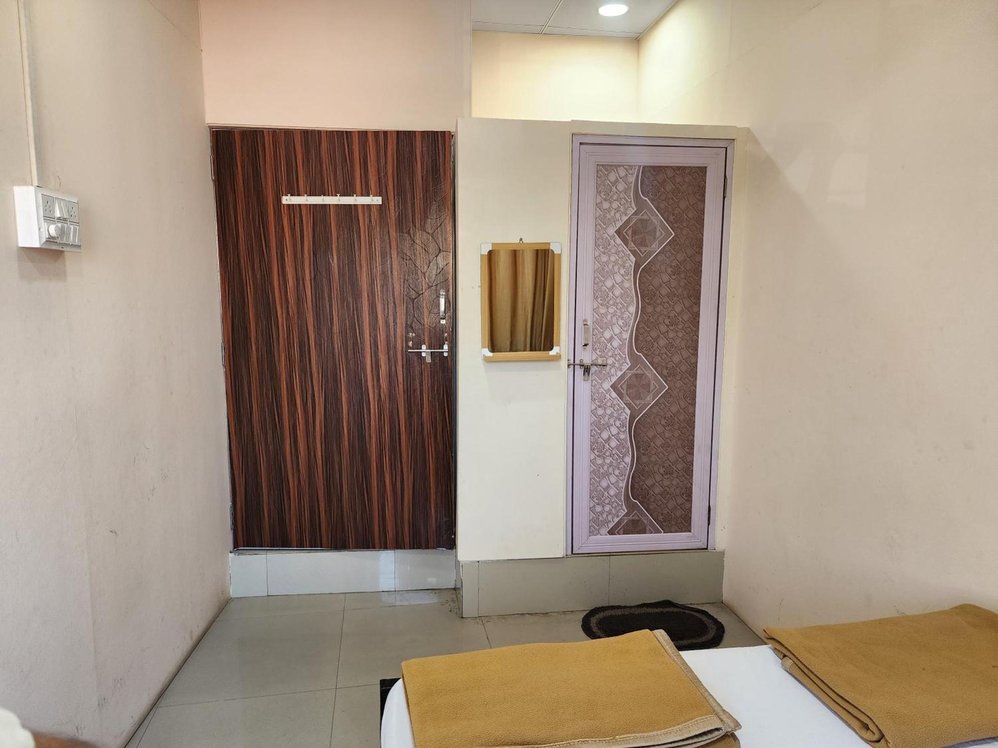 Hotel Diamond Ac Dormitory And Guest House Сурат Экстерьер фото